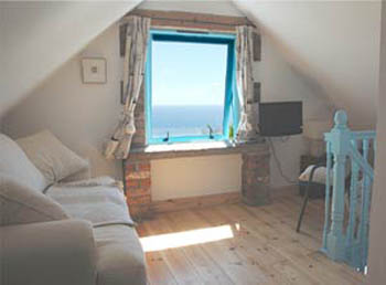 Relax and enjoy the sea view at Driftwood Studio 