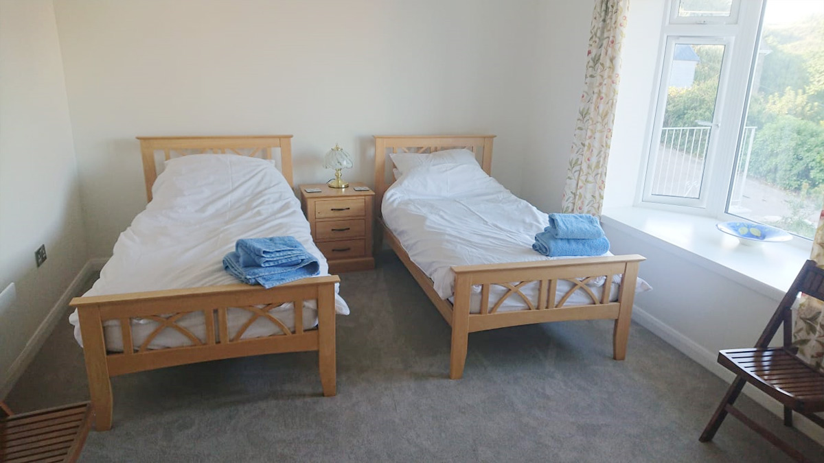 Spinnaker Holidays in Cadgwith twin bedroom 