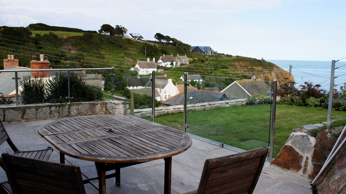 Spinnaker Holidays in Cadgwith Patio over looking the sea