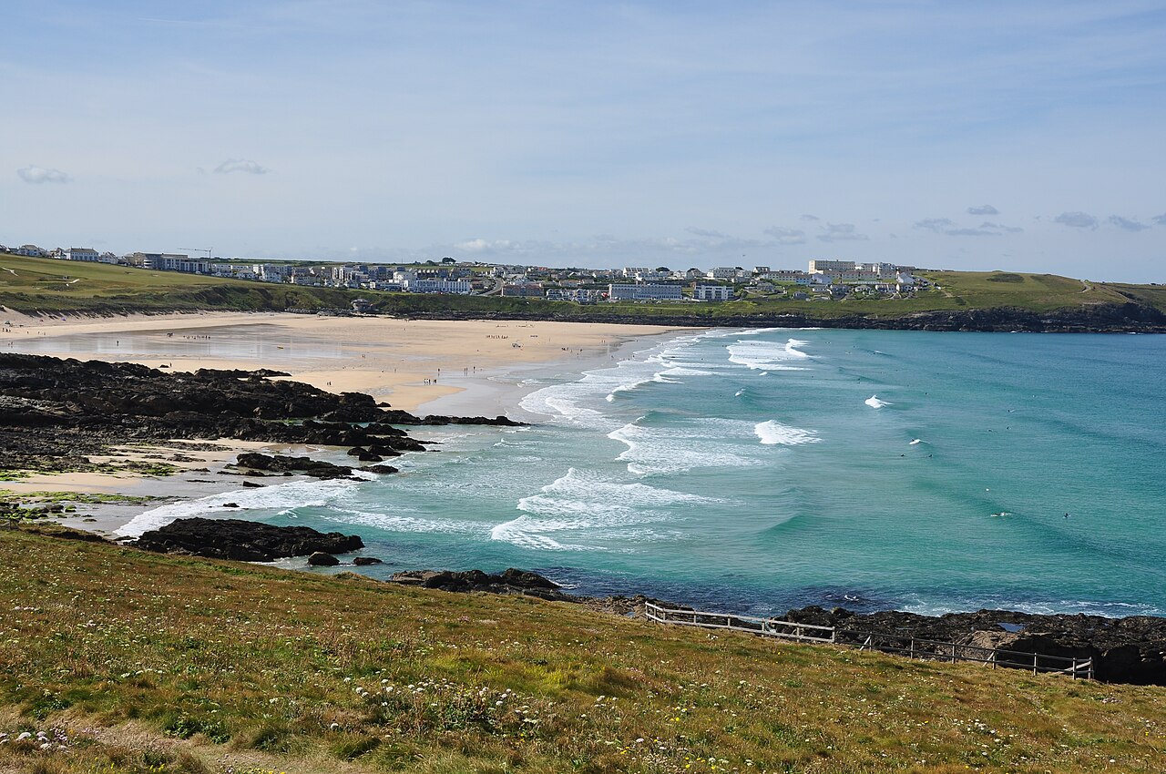 Fistral Beach (5986)  (by Derek Harper, licensed under CC BY-SA 2.0)