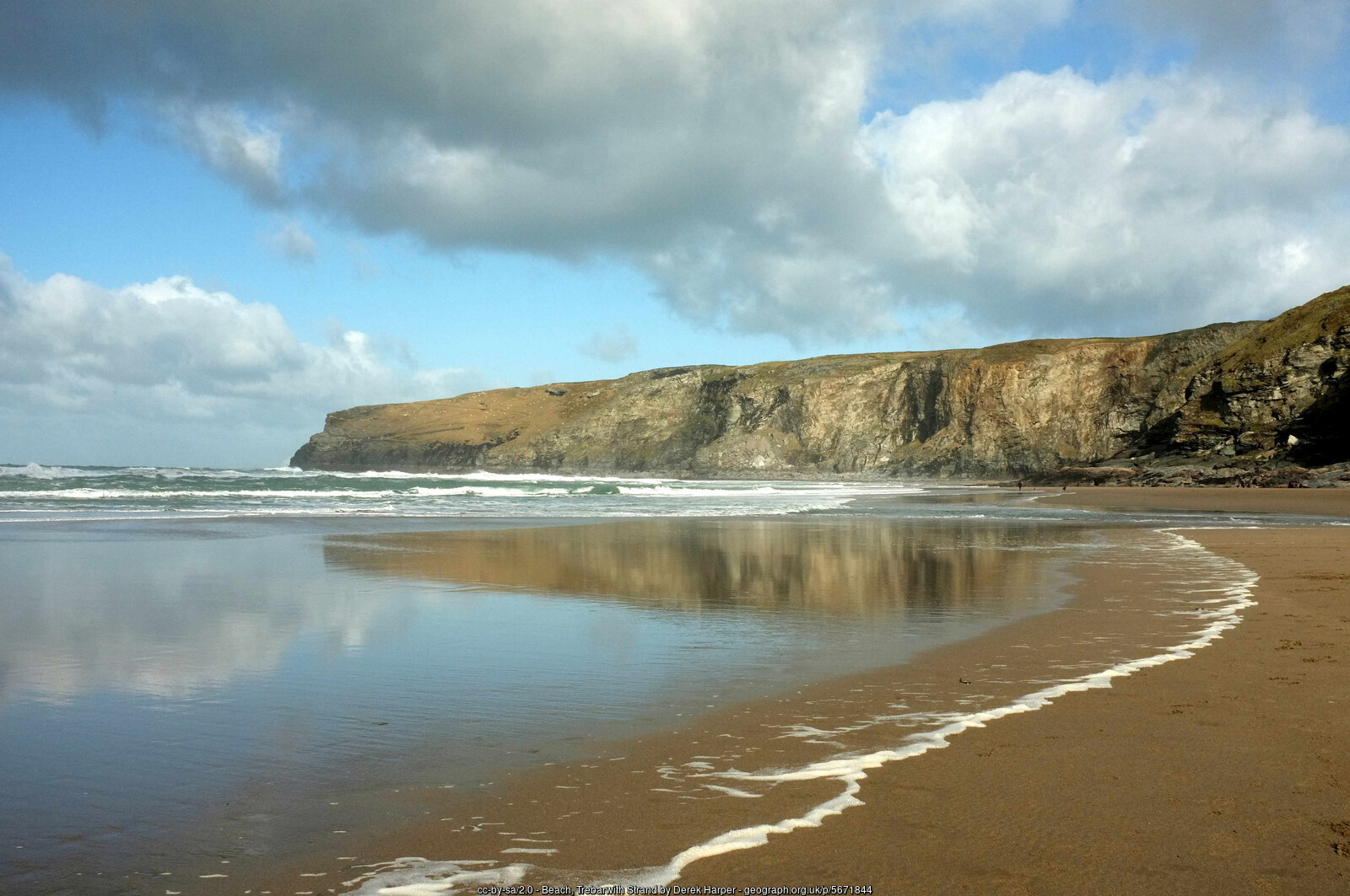 The wide sands of Trebarwith Strand at low tide, looking north to the cliffs of Penhallic Point