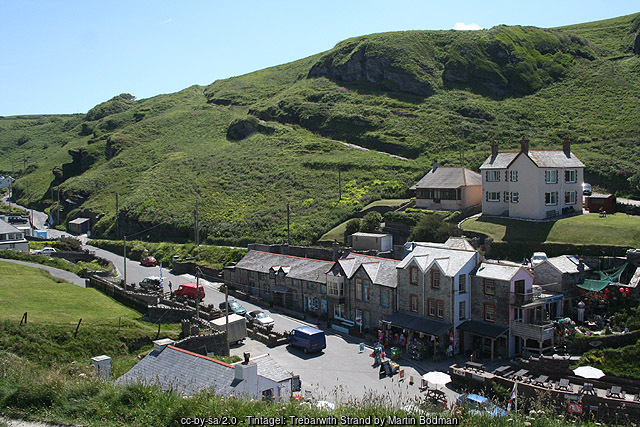 Cottages, shops and caf&eacute;s in the valley at Trebarwith Strand