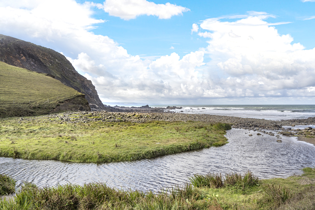 Duckpool Surf in Bude, Cornwall - Geoff Harris / Geograph (CC BY-SA 2.0)